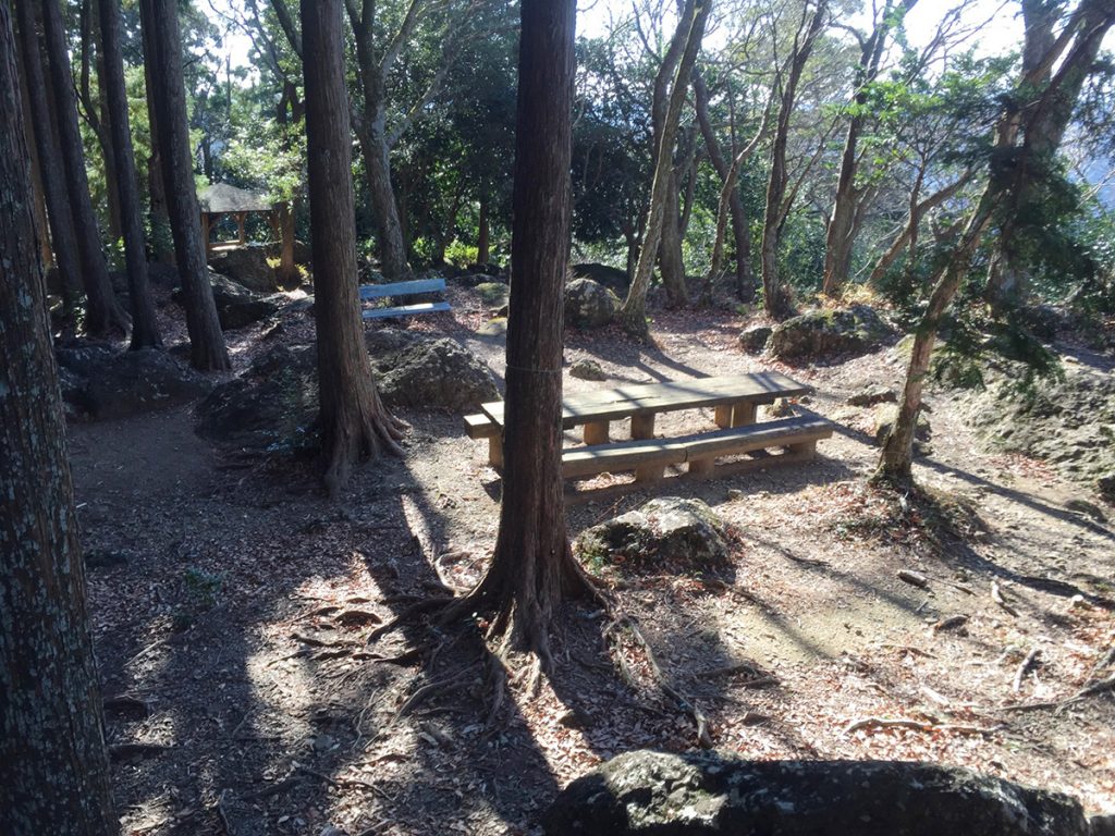 びく石ハイキングコース-山頂 ベンチ