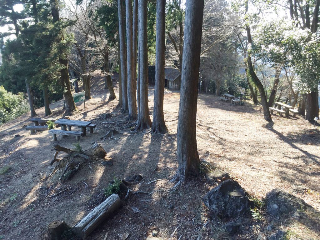 石谷山山頂の休憩所 ハイキングコース